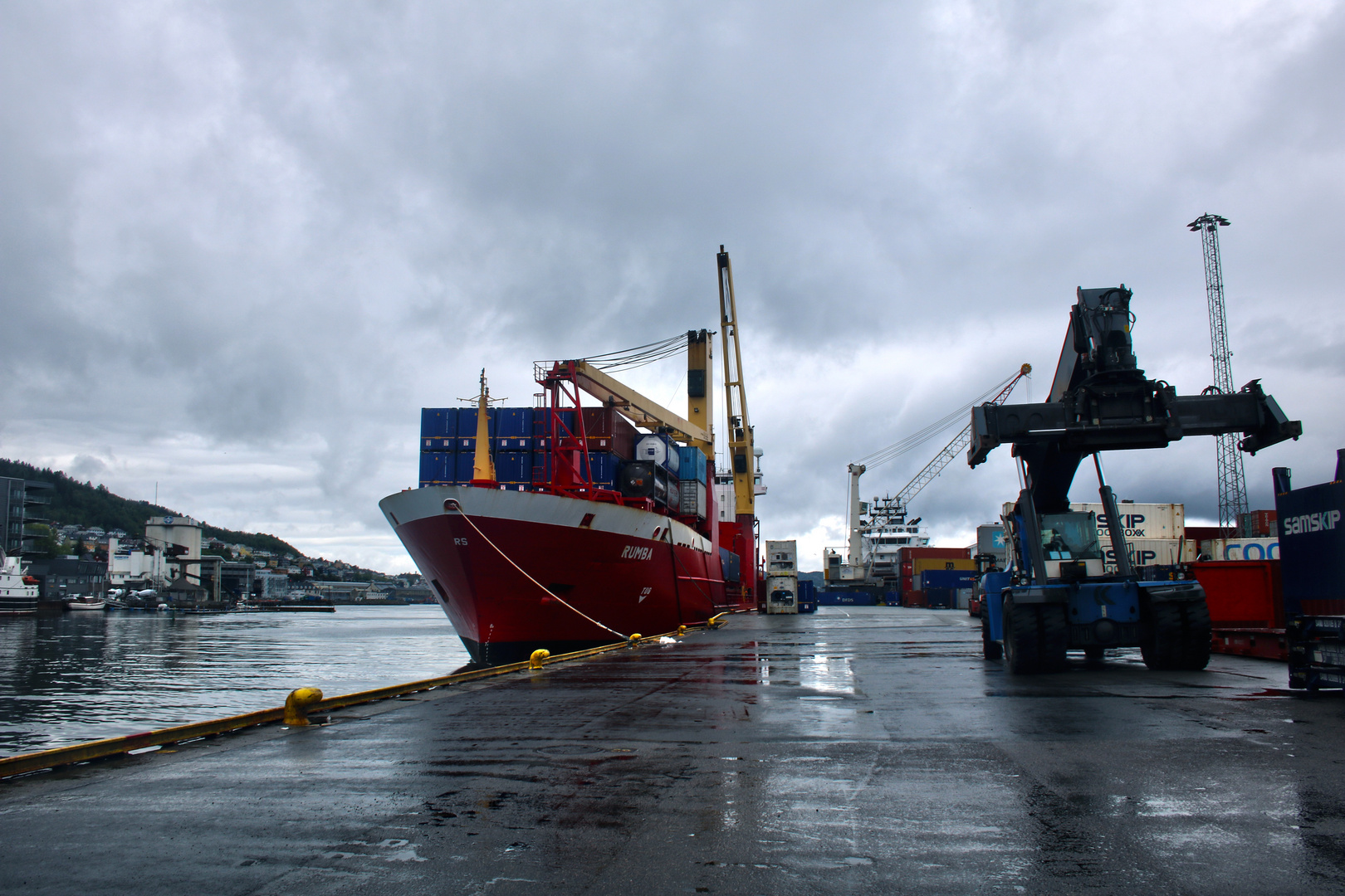 RUMBA - Im Containerterminal in Bergen