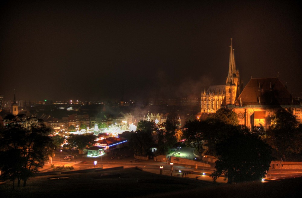 Rummel auf dem Domplatz