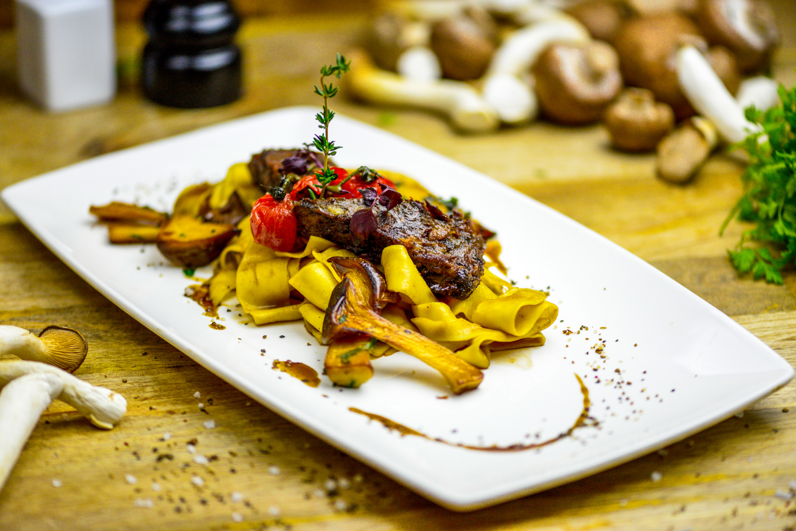 Rumpsteak an Pilzragout auf Bandnudeln