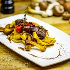 Rumpsteak an Pilzragout auf Bandnudeln