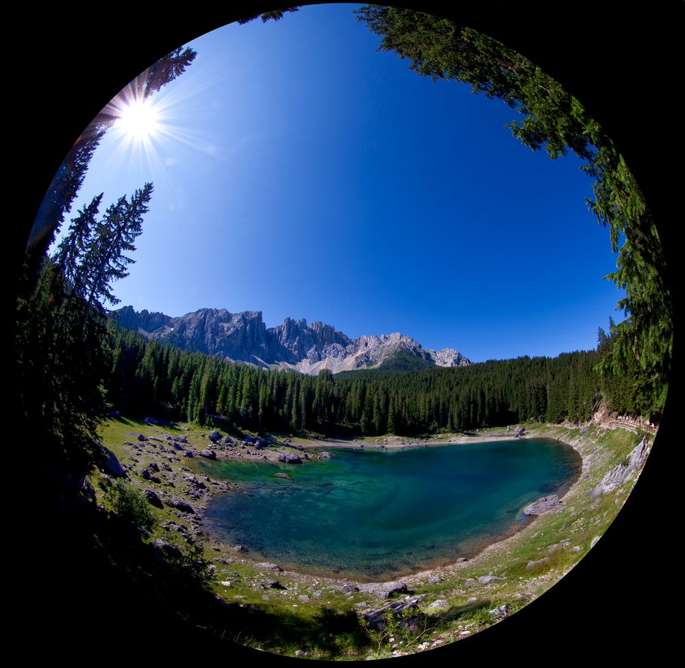 Rund-Blick über den Karersee zum Latemar