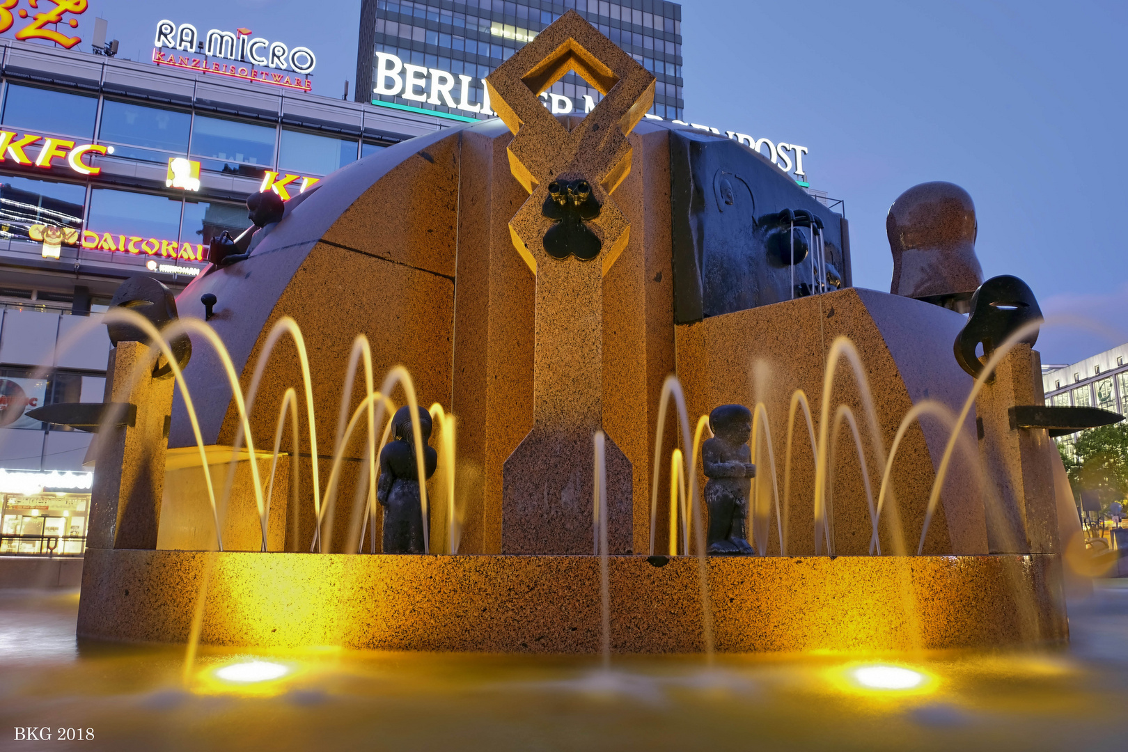 Rund um die Gedächtniskirche Weltkugelbrunnen "Wasserklops"