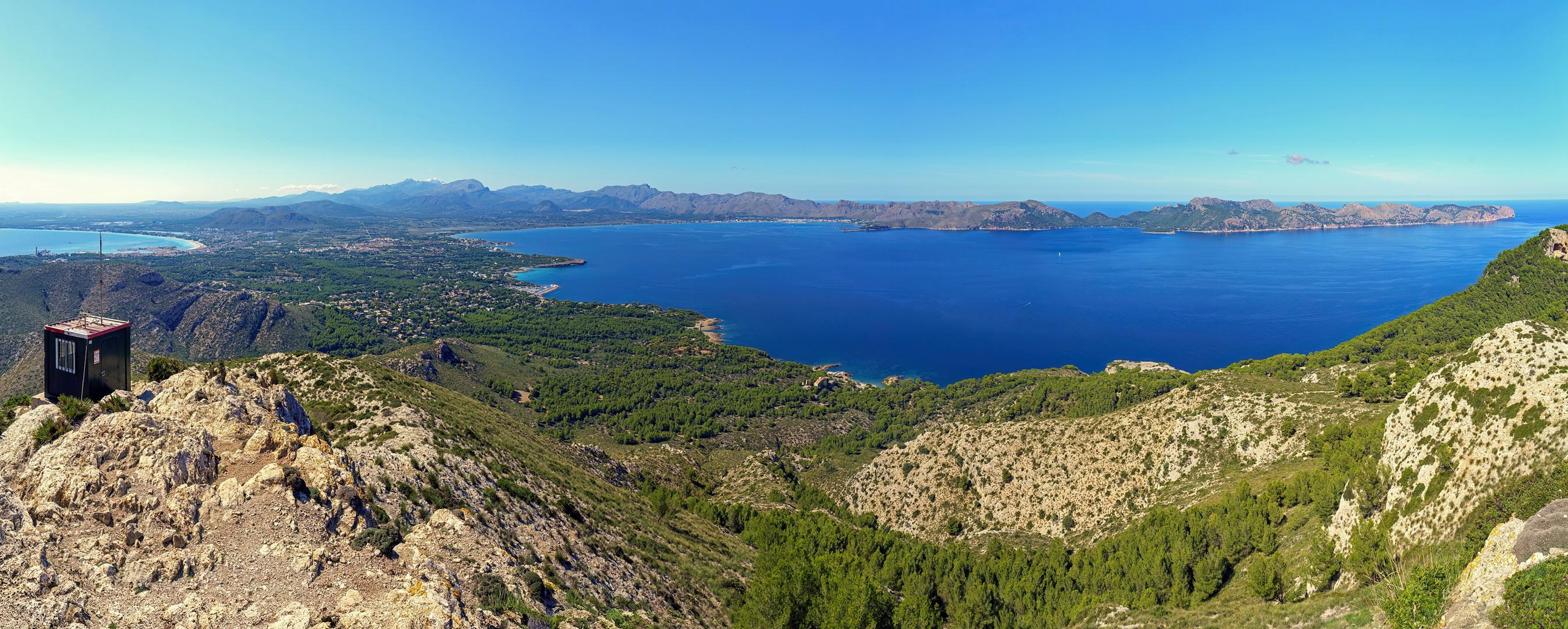 Rundblick bis hinüber zur Halbinsel Formentor