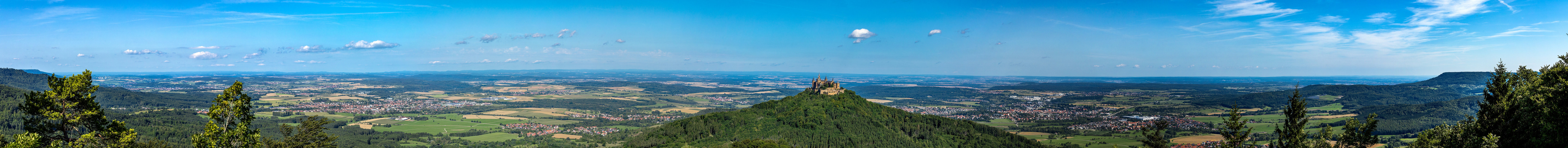 Rundblick mit Burg am Zeller Horn