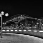 Runde Lampen am Hauptbahnhof (sw Freitag 22042022)