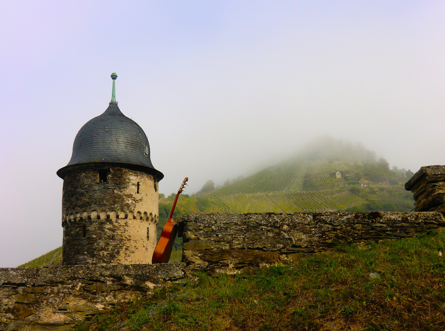 "Runder Turm" mit Morgennebel