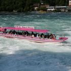 Rundfahrt im Rheinfallbecken im schönen lila Boot...