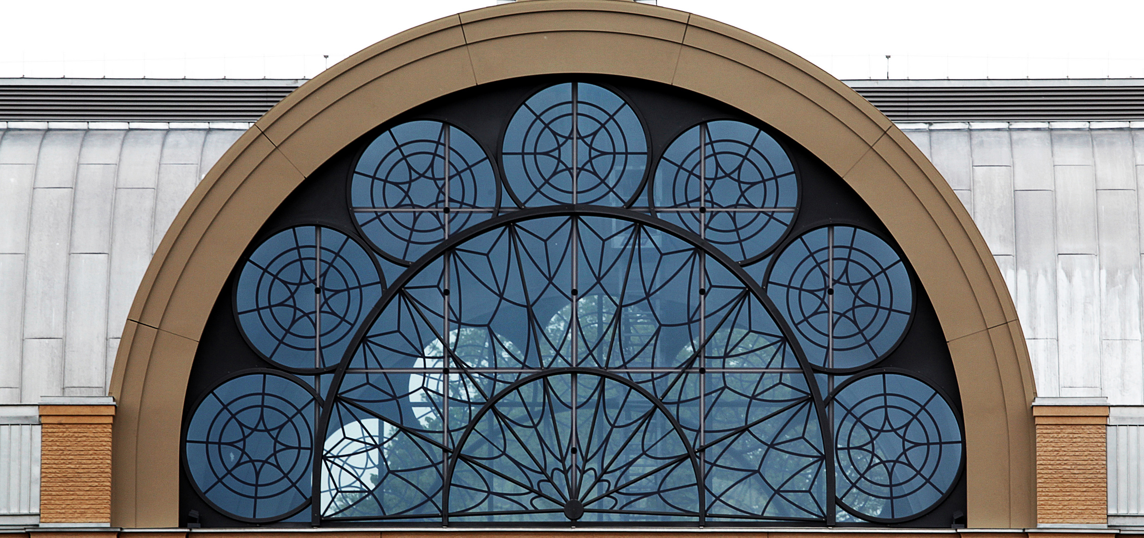 Rundfenster am renovierten Flora-Haus im Kölner Botanischen Garten