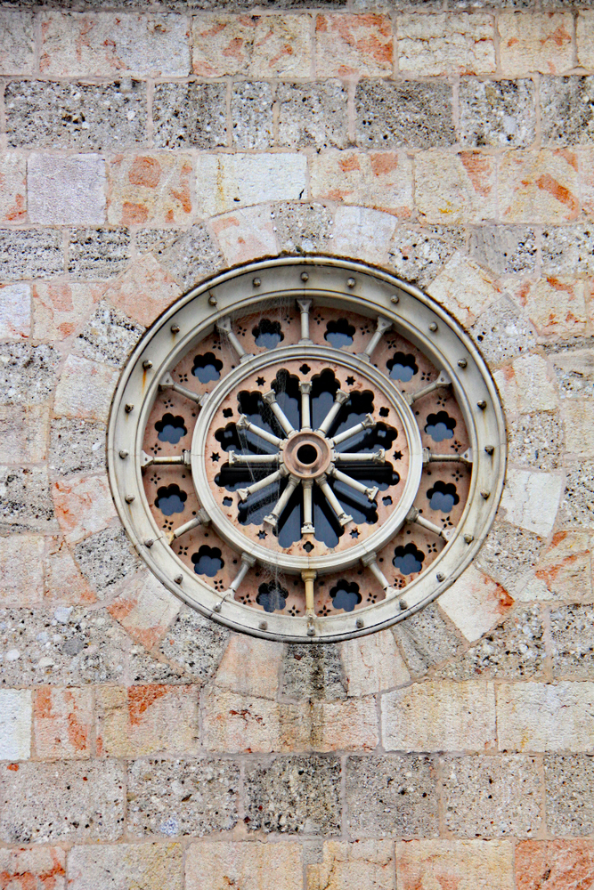 Rundfenster an der Stiftskirche St. Peter und Johannes