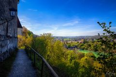 Rundgang entlang der Burgmauern