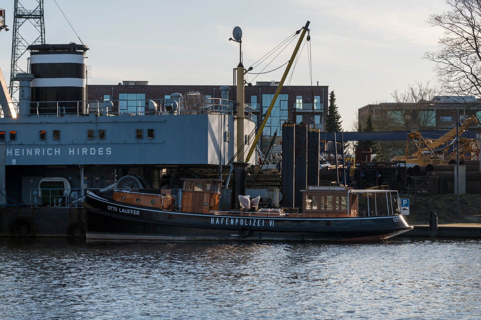 Rundgang im Harburger Hafen mit viel Sonne 