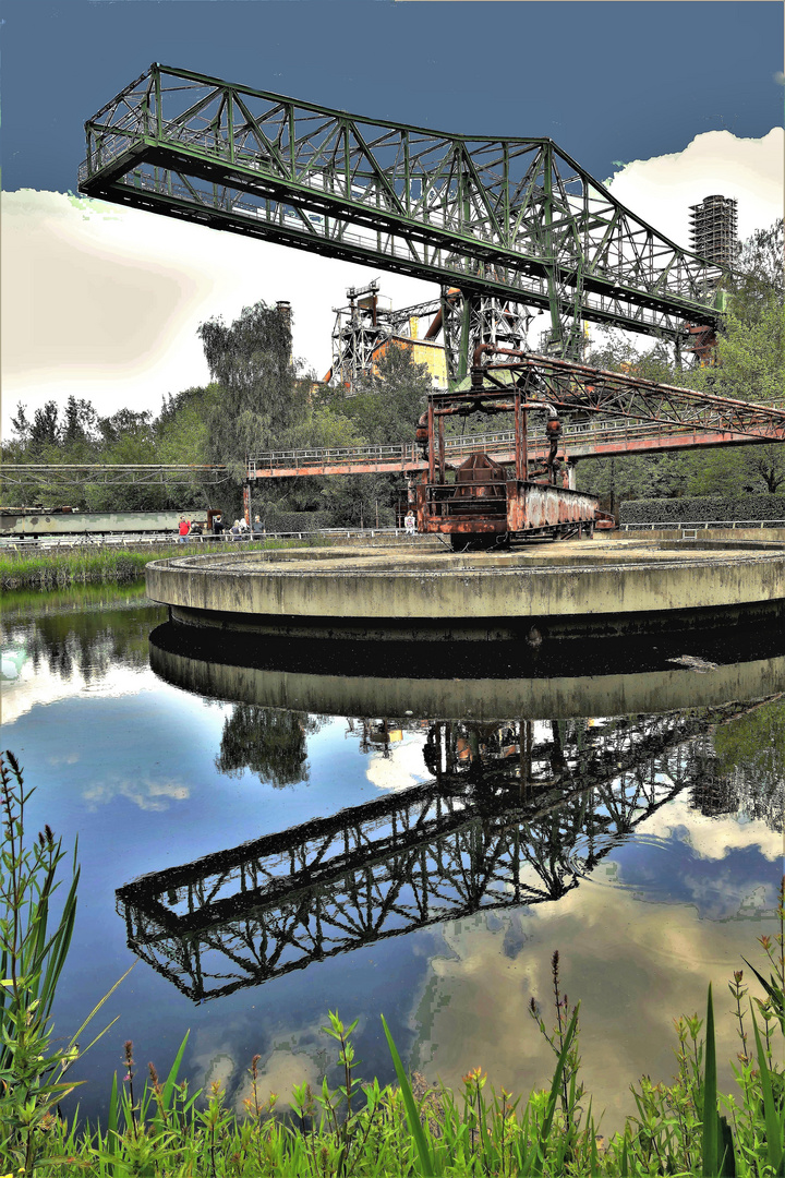 Rundklärbecken mit Kranbrücke