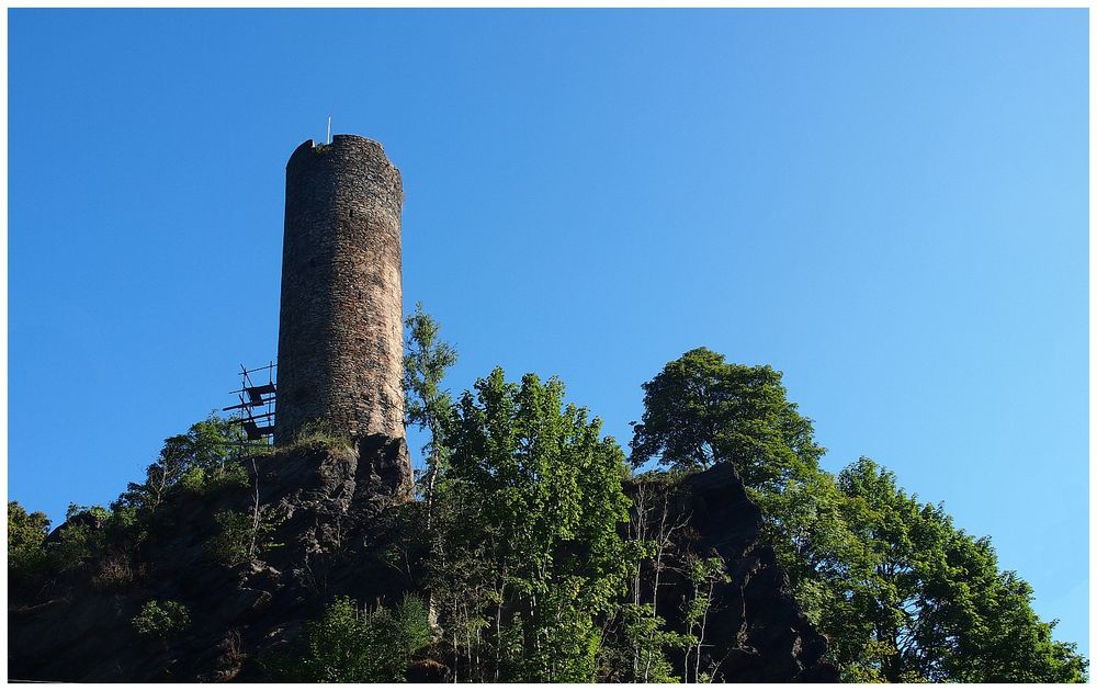 Rundturm der Burgruine Neuberg