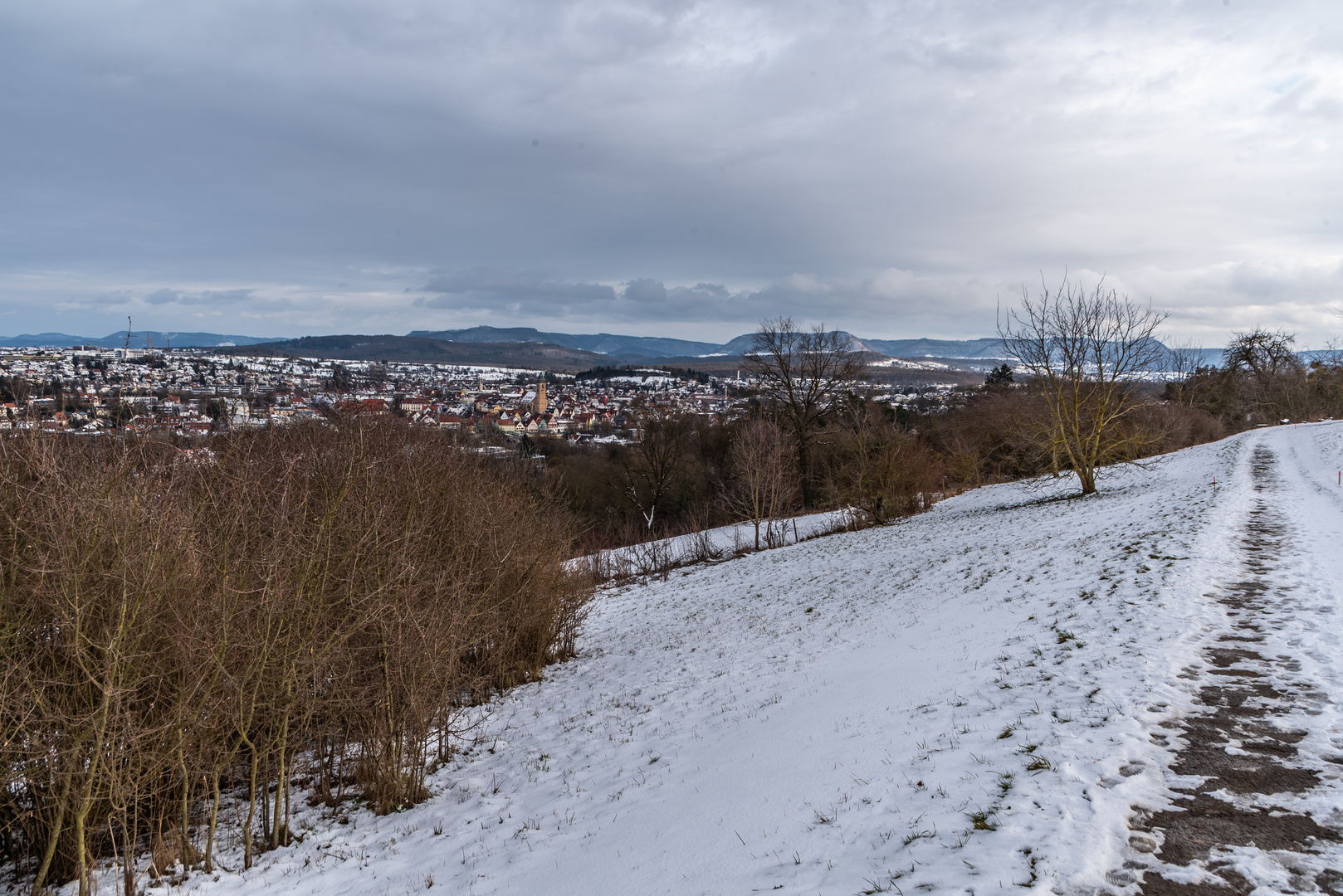 Rundum Blick vom Galgenberg, die " Blaue Mauer"