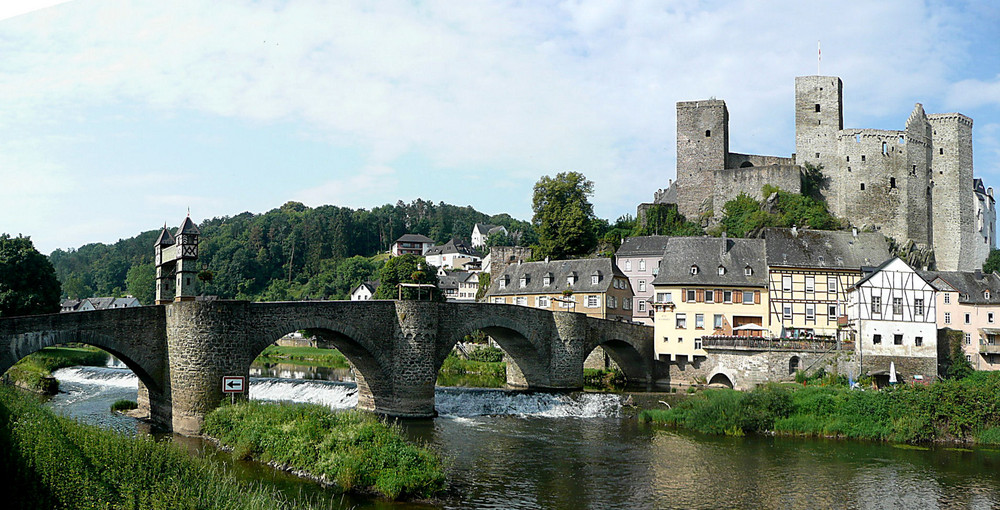 Runkel an der Lahn mit mittelalterlicher Burg (Panoramaaufnahme)