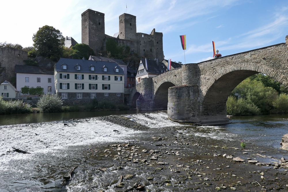 Runkel: Die Lahnbrücke von „aus der Lahn“