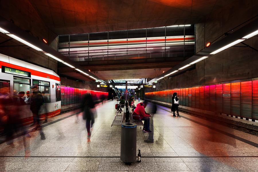 Rush Hour in der U-Bahn Station Rathaus-Süd mit Fiege Pils, Bochum