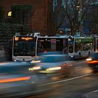 Rush Hour in meiner Stadt zur blauen Stunde.