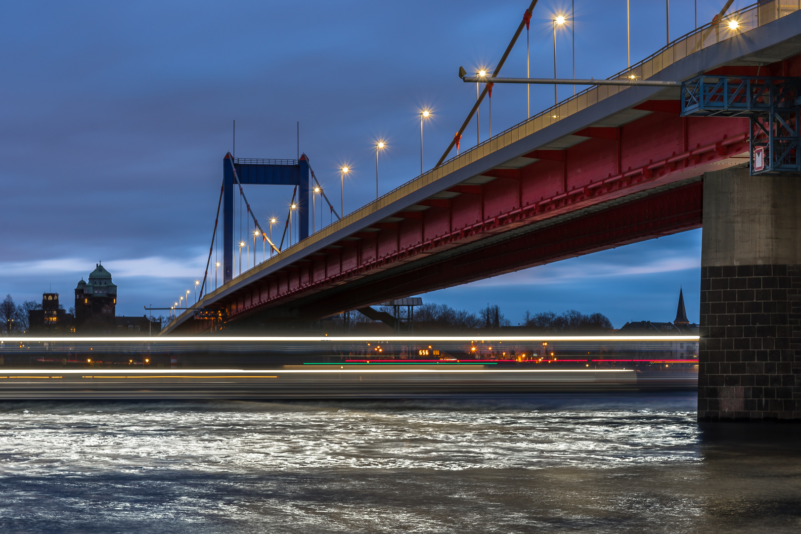 Rush Hour unter der Rheinbrücke