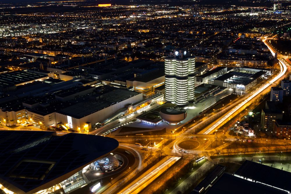 Rush hour vor der BMW Zentrale