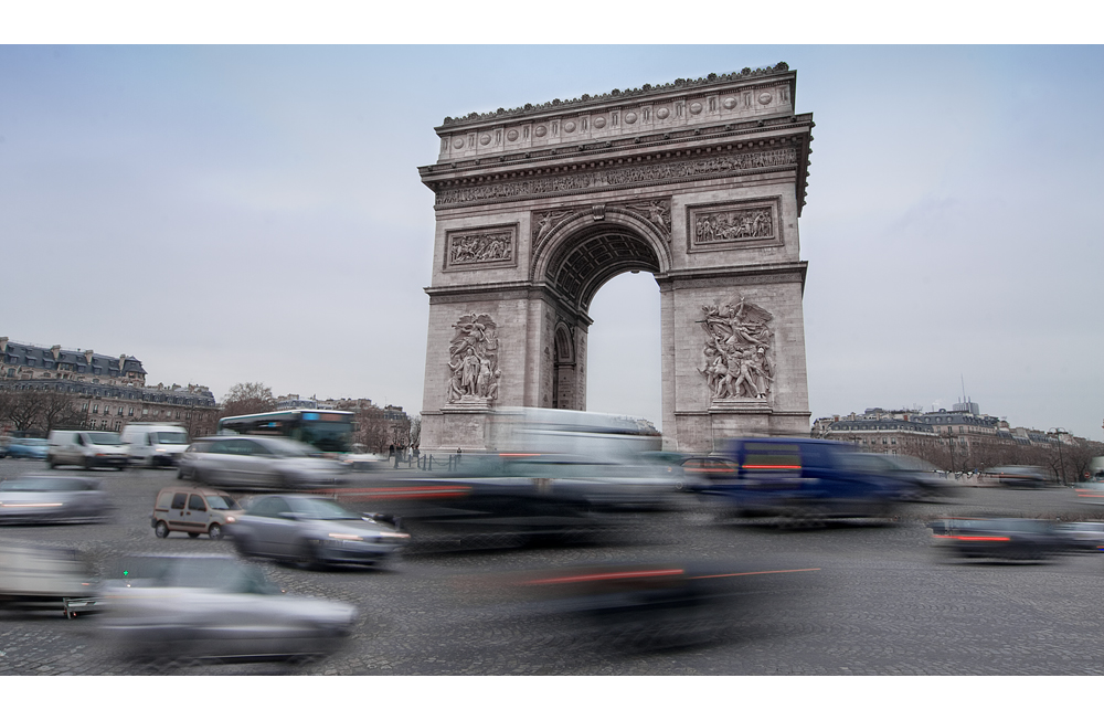 Rushhour am Arc de Triomphe