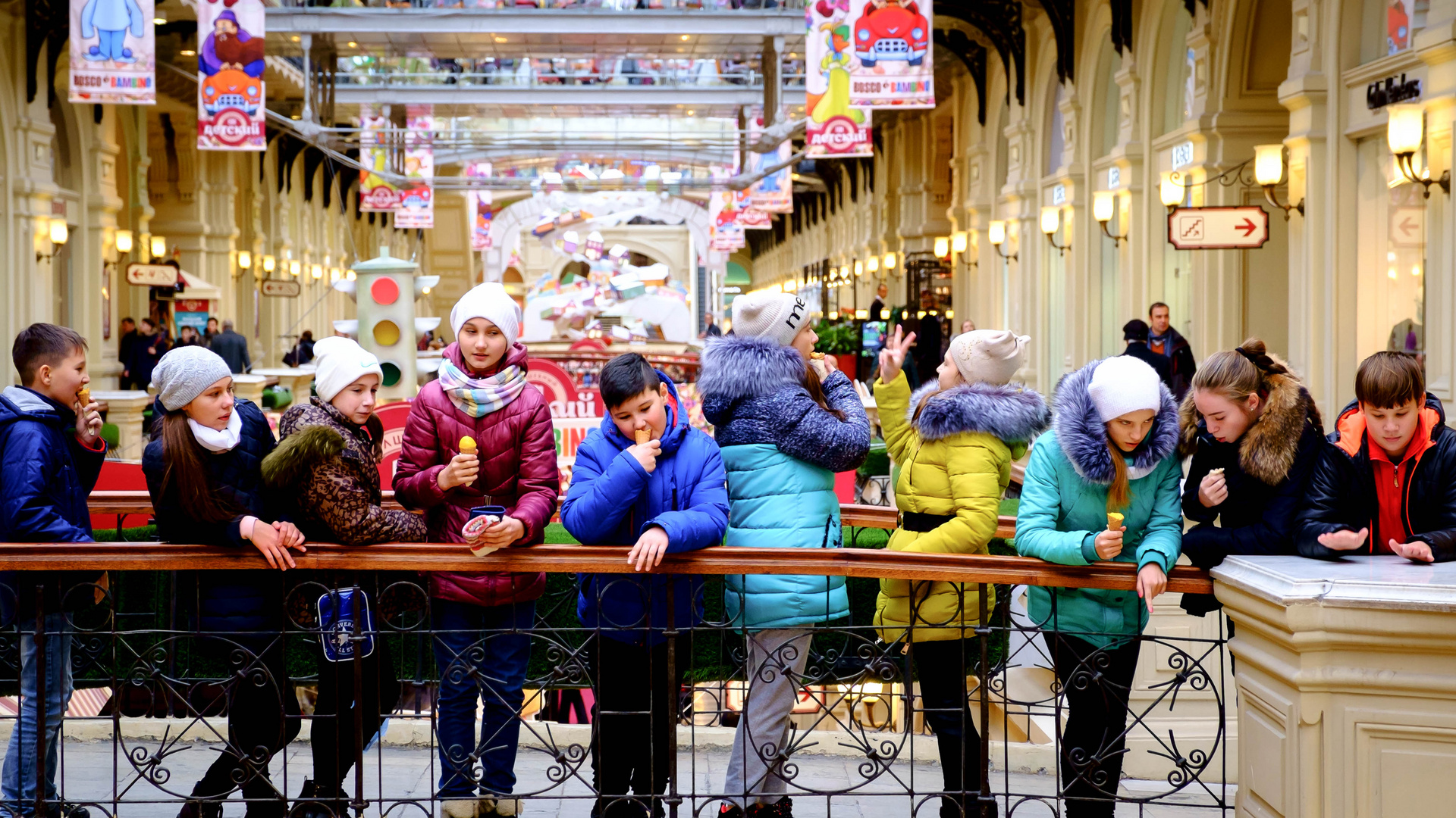 Russia | School children at the GUM department store