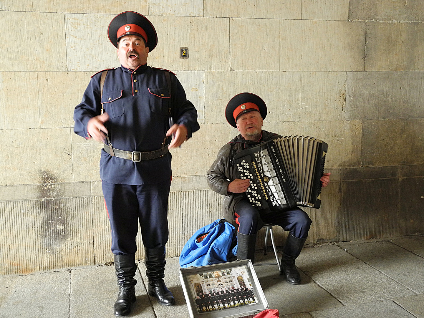 Russische Musiker musizieren zur Unterhaltung der Touristen in Dresden