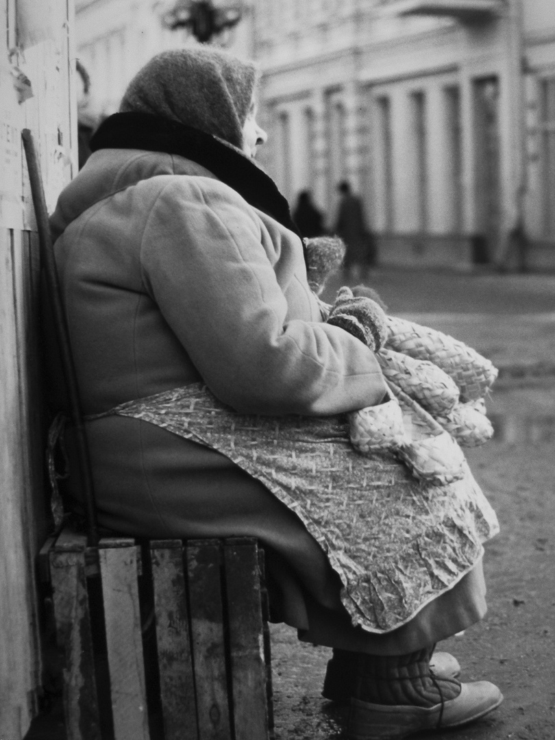 russische Straßenhändlerin auf dem alten Arbat in Moskau