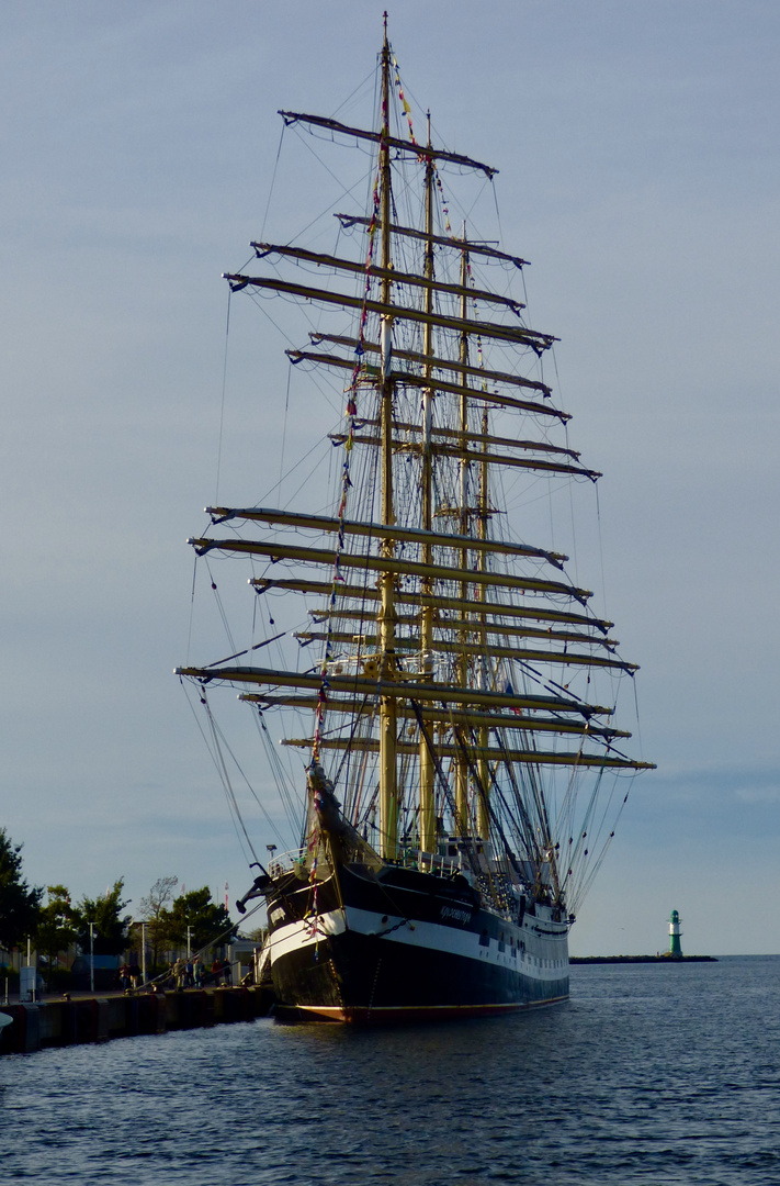 Russische Viermastbark KRUZENSHTERN zu Besuch in Warnemünde (Okt. 2017)