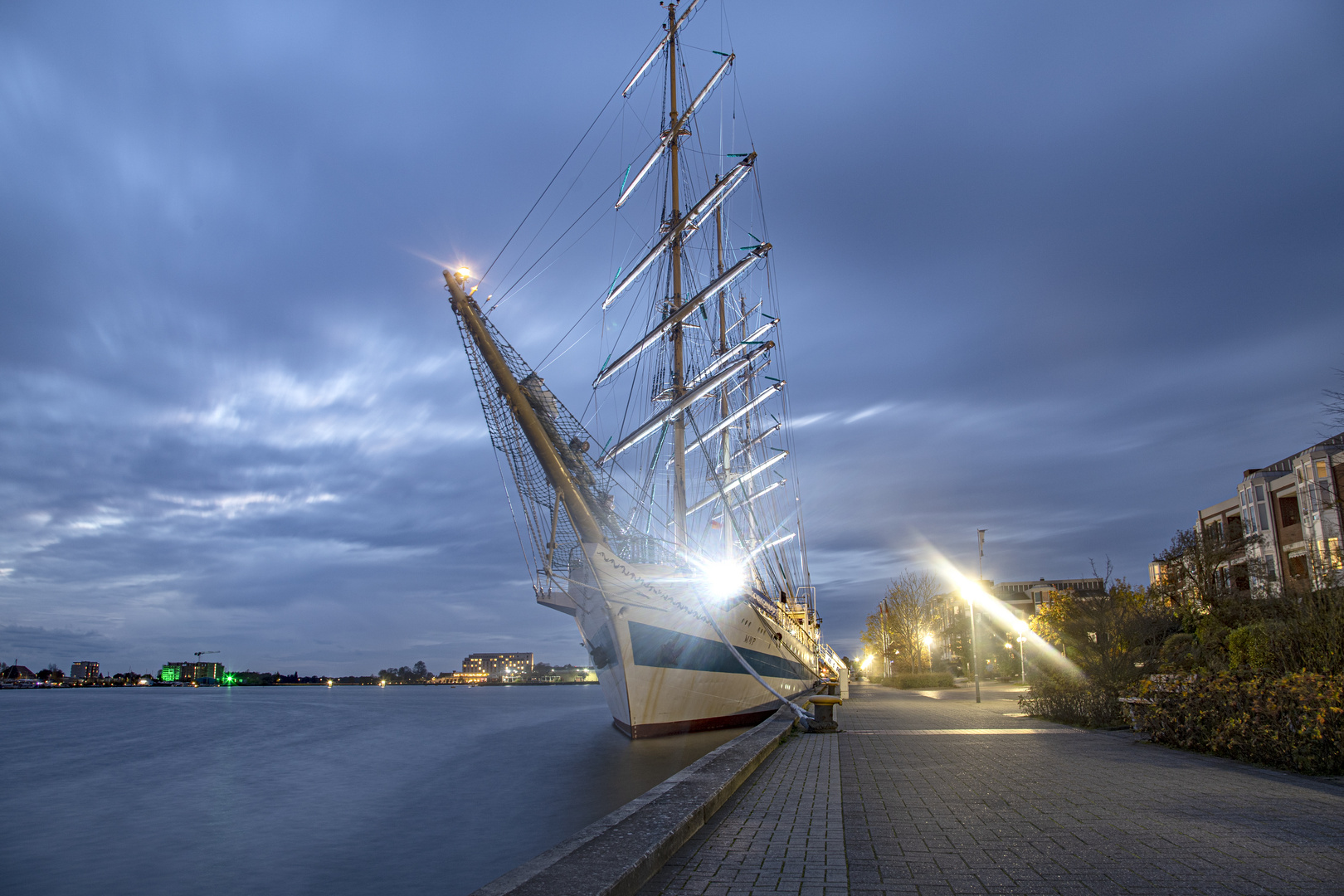 Rußischer Großsegler MIR am Bontekai in Wilhelmshaven bei Nacht