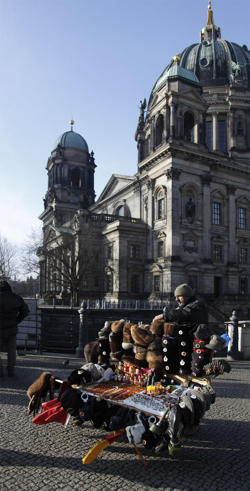 Russischer Händler vor dem Berliner Dom