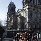 Russischer Händler vor dem Berliner Dom