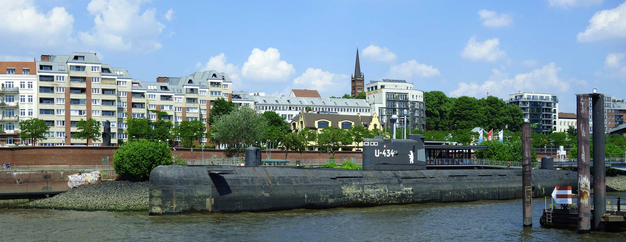 russisches Unterseeboot im Hamburger Hafen