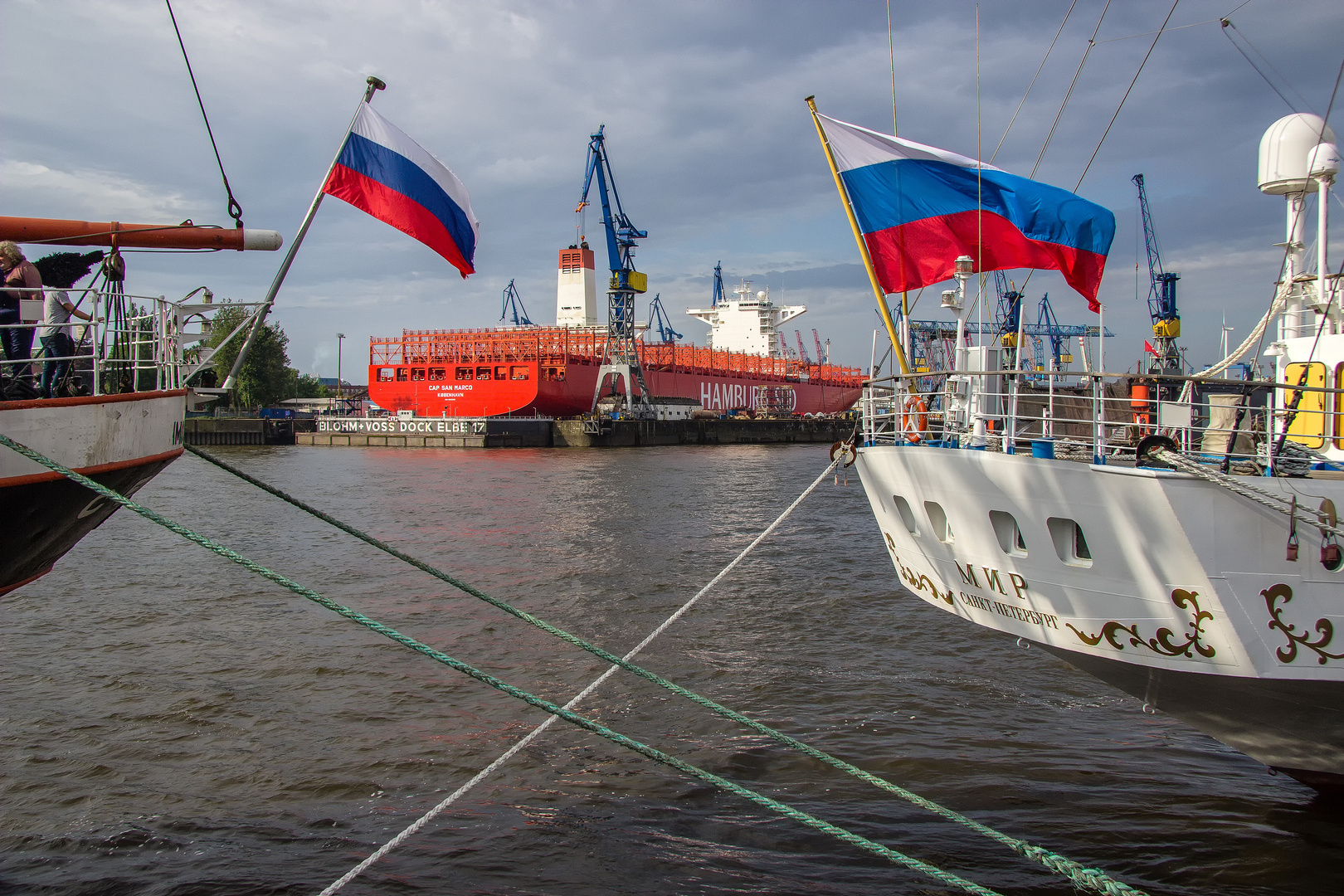 Russland zeigt Flagge ...