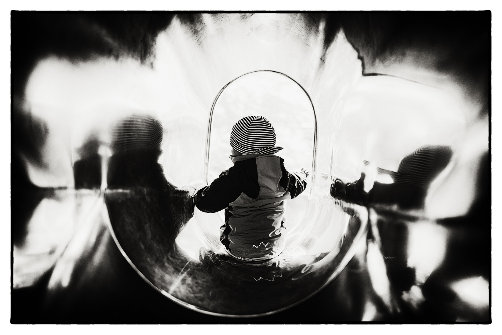 Rutschfest II Foto & Bild | kind, monochrom, spiegelung Bilder auf