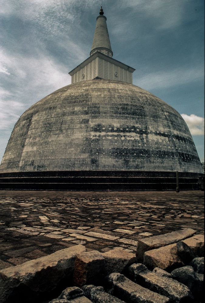 Ruvanvelisaya Dago in Anuranapura