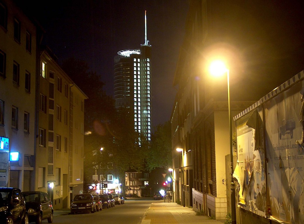 RWE Turm bei Nacht