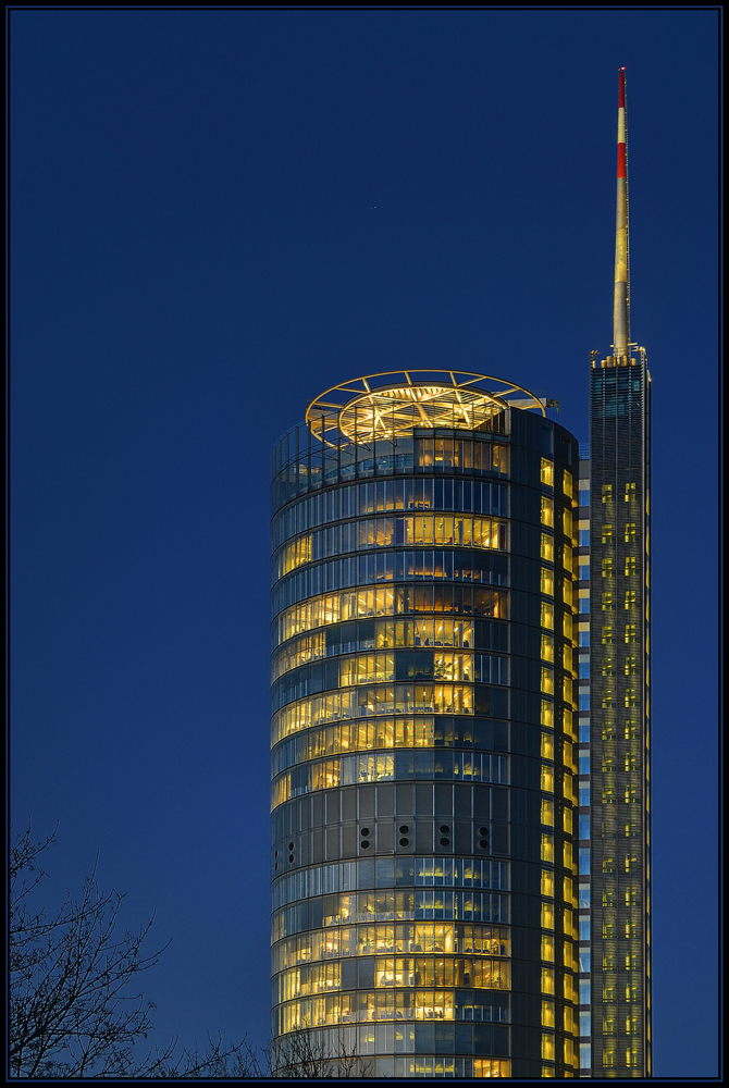 RWE-Turm bei Nacht