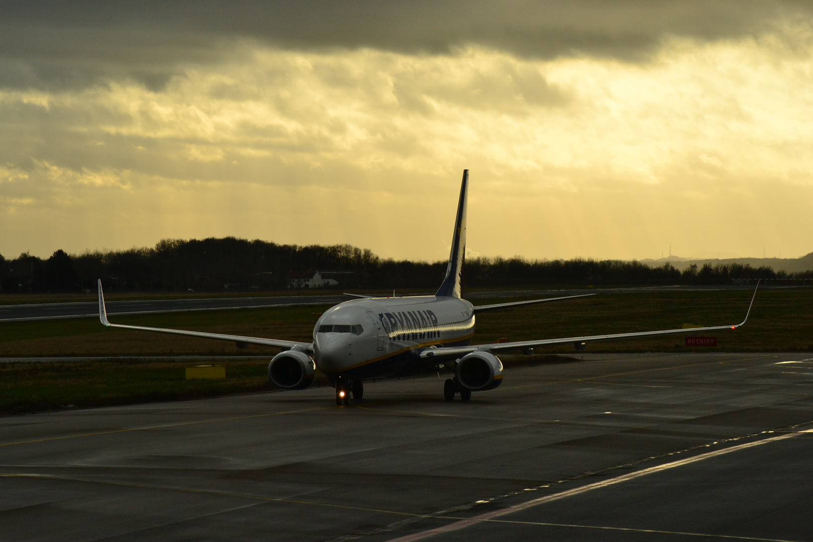 Ryanair 737 in Maastricht Airport