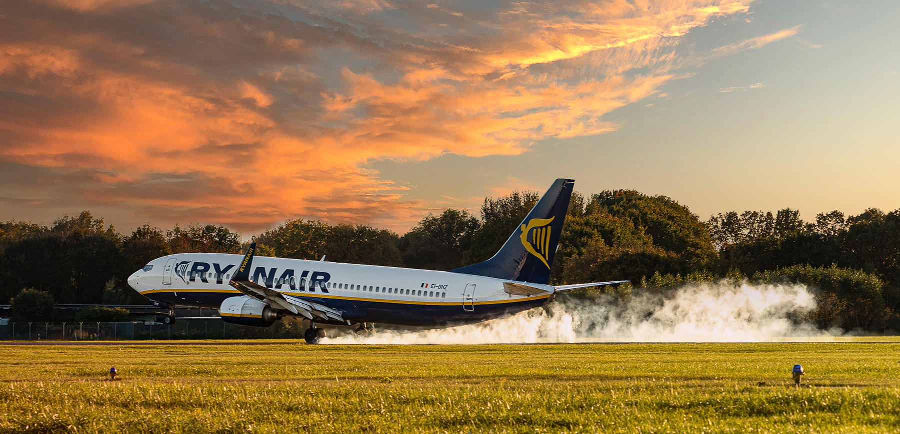 Ryanair landet im Sonnenuntergang am Hamburg Airport