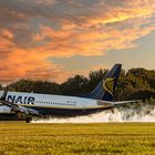 Ryanair landet im Sonnenuntergang am Hamburg Airport