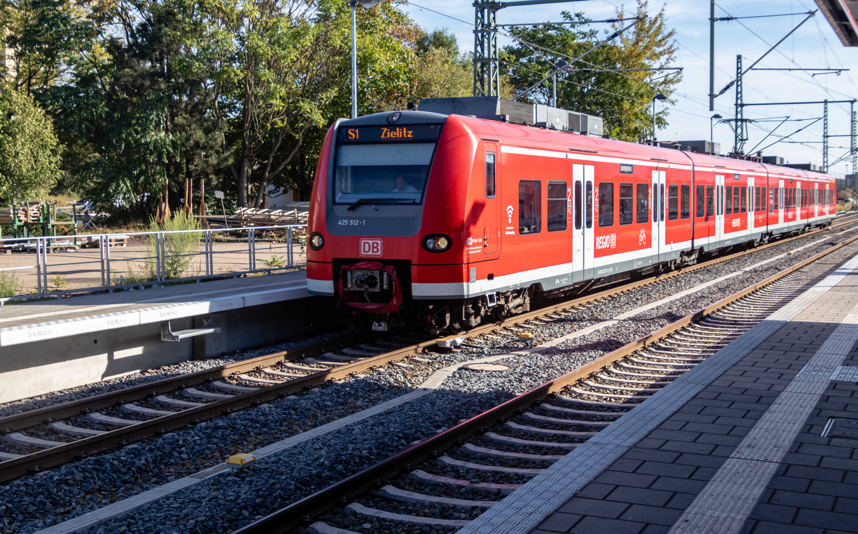 S 1 bei der Einfahrt in den Magdeburger Hauptbahnhof 