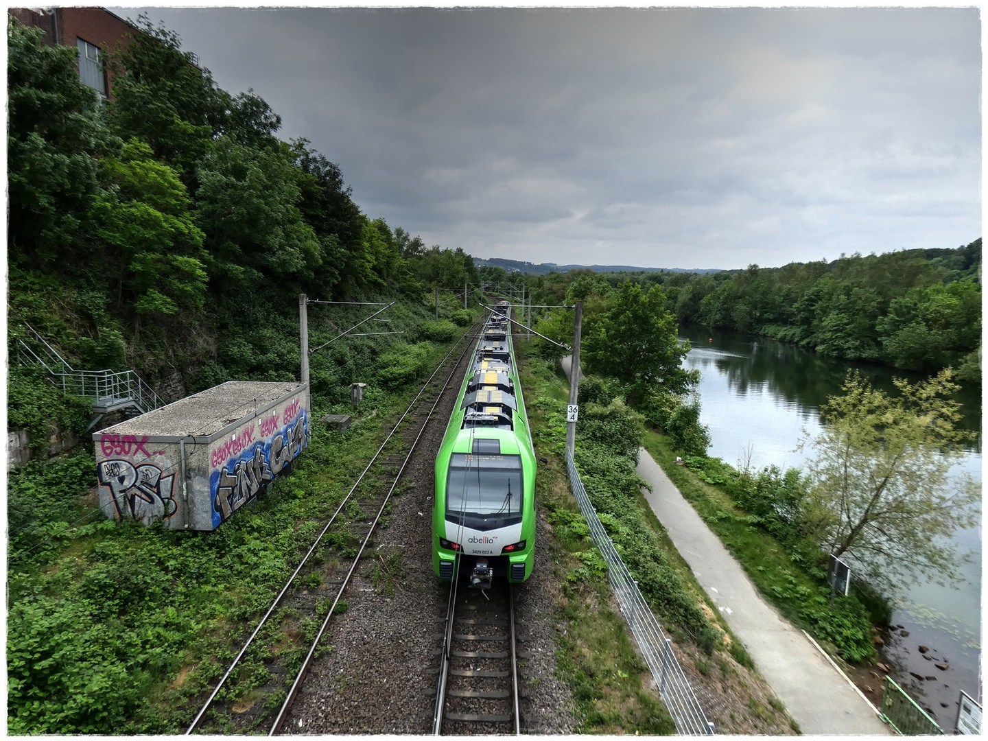 S 9 in Richtung Hagen bzw. Wuppertal HBF entlang der Ruhr