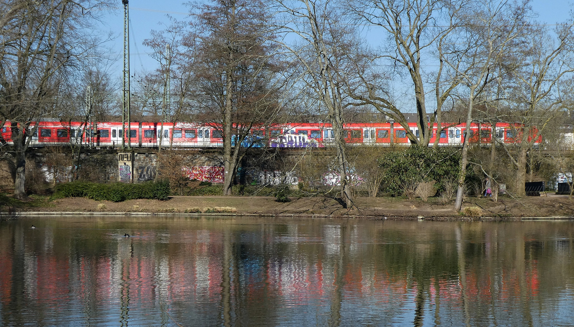 S-Bahn am Düsseldorfer Volksgarten