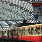 S-Bahn auf der oberen Ebene des Hauptbahnhofs Berlin Lehrter Bahnhof