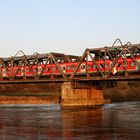 S Bahn auf der Weserbrücke im Abendlicht