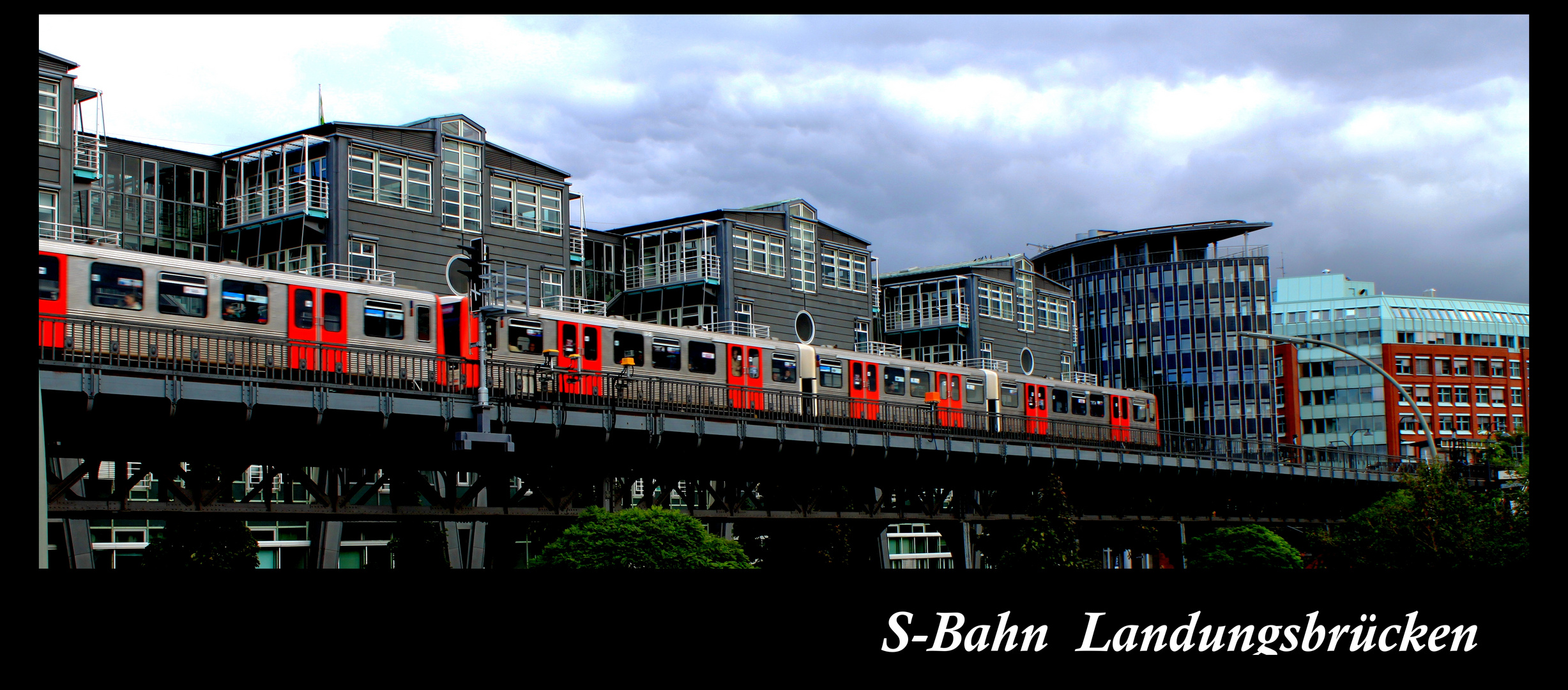 S-Bahn bei den Hamburger Landungsbrücken