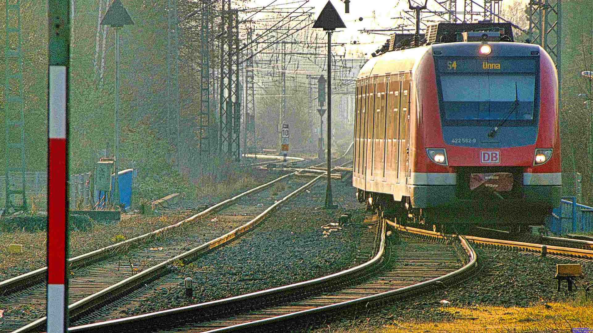 S Bahn einfahrt in Unna Königsborn