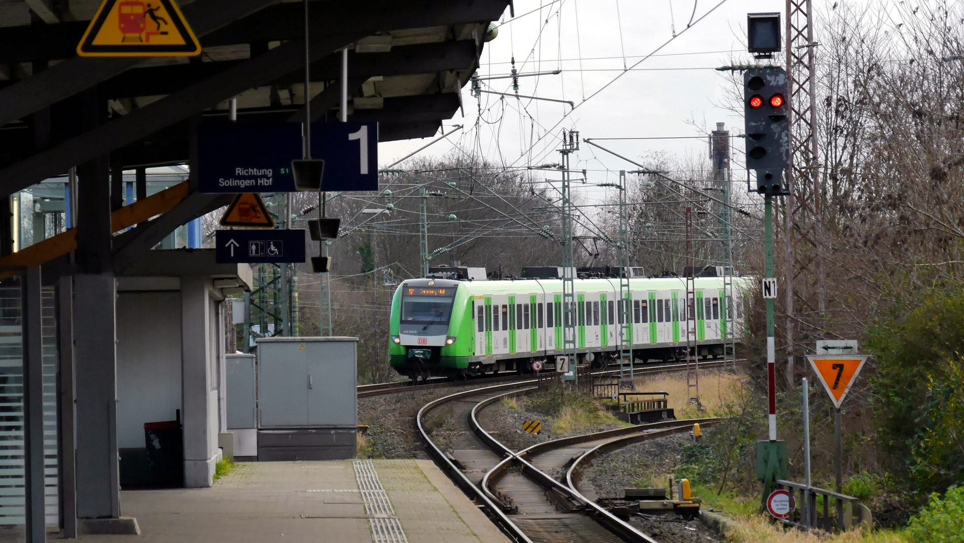 S-Bahn fährt ein