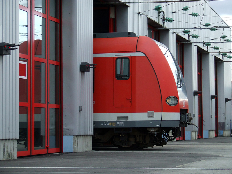 S-Bahn fährt vor